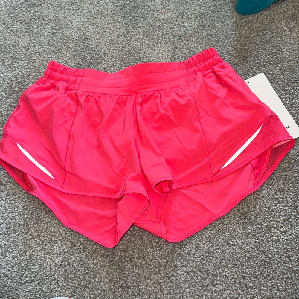 Lululemon hotty hits LR short 2.5 Lined